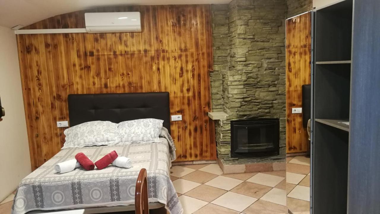 Hostal Escarla Арен Экстерьер фото